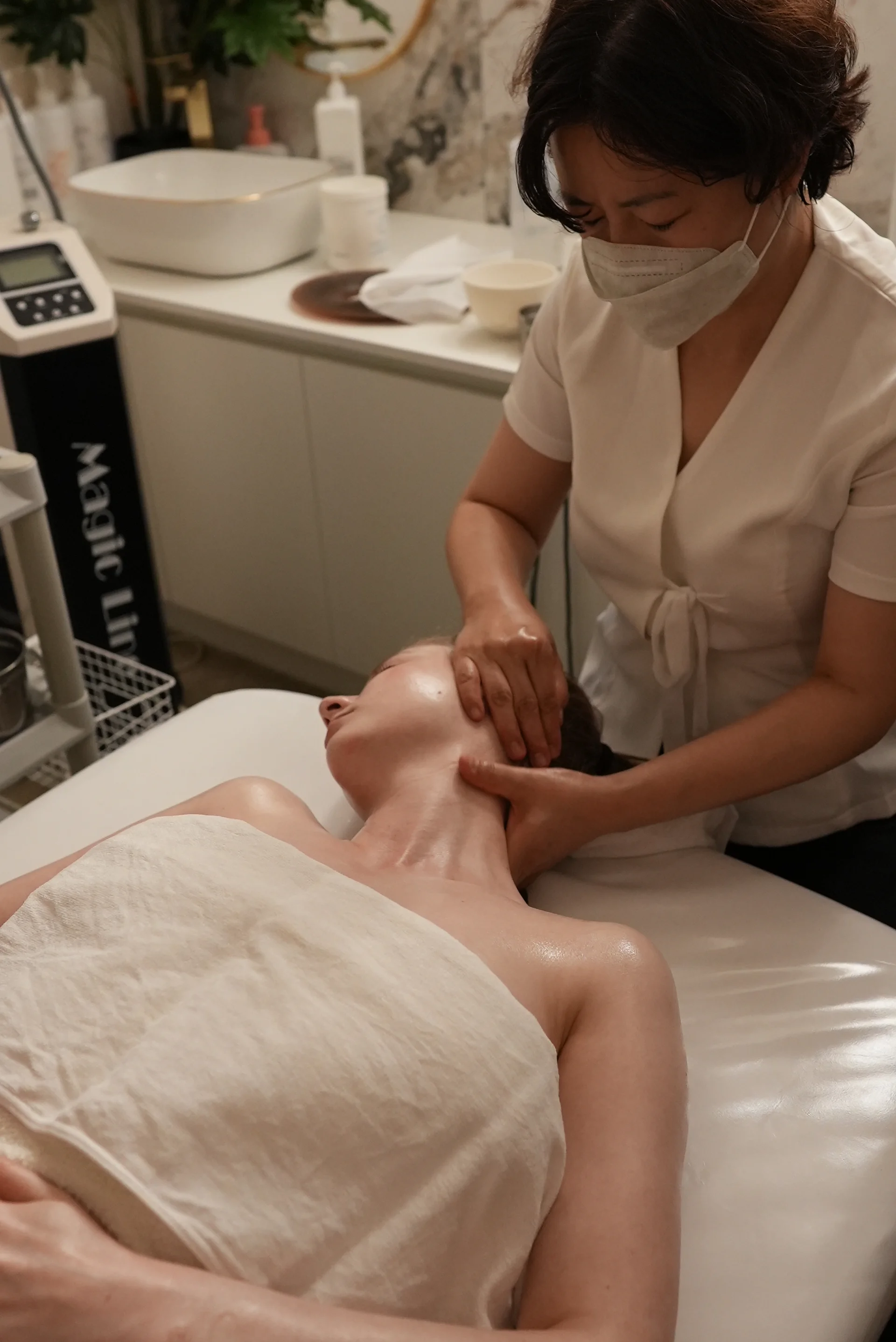 Facial & Lymphatic Care (90 min) 2